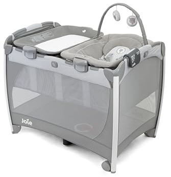 Joie excursion™ change & bounce Reisebett, kompakt faltbar, mit Wickelauflage, Wippsitz, Babywanne & Tragetasche, von Geburt bis 3 Jahre (0–15kg), portrait