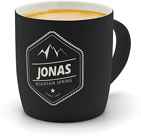 printplanet - Kaffeebecher mit Namen Jonas graviert - SoftTouch Tasse mit Gravur Design Mountain Spring - Matt-gummierte Oberfläche - Farbe Schwarz
