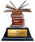 EBERiX · Bücher Pokal · Wunschgravur inklusive · Trophäe mit Bücherstapel aus Acryl auf schwarzem Sockel · 10 cm leicht & stabil · personalisierbar