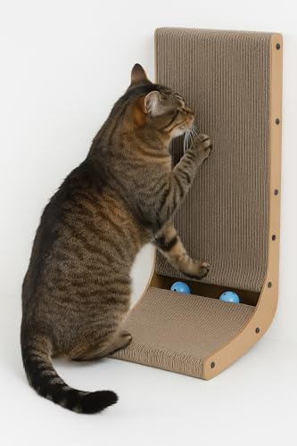 katzenspielzeug - kratzspielzeug Hugo L Form beige 27x31x56 cm - MDF und karton - beidseitig nutzbar - mit katzenminze - 2 glöckchenbälle - kratzbrett