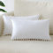 Sungeek 2er Set Samt Kissenbezüge, Weich Kissenbezug mit Pompons Dekorativ Zierkissenbezüge Dekokissen Sofakissen Couchkissen Deko Kissenhülle für Sofa Schlafzimmer Wohnzimmer (30x50 cm, Weiß)