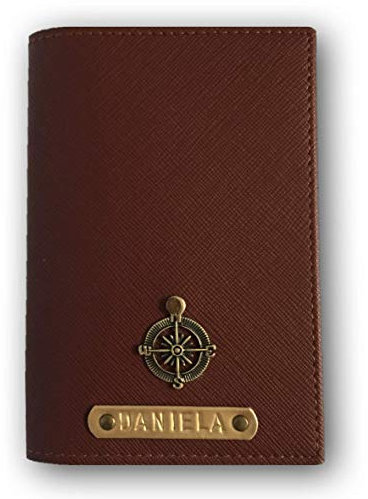 Nessis Manufactur Reisepasshülle personalisiert mit Namensgravur und Symbol, Namen, Reiseetui, Travelwallet, Dokumententasche, Ausweistasche (Dunkelbraun)