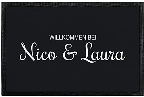 Fußmatte personalisiert Willkommen bei Wunschname - rutschfester Fussabtreter Außen & Innen - Personalisierung mit Wunsch-Namen - Schmutzfangmatte - individuelles Geschenk (50 x 35 cm, Schwarz)