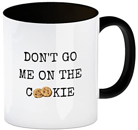 Denglisch Kaffeebecher in schwarz mit Spruch - Don't go me on the cookie Redewendung Tasse Keks Kaffeetasse Übersetzung Büroalltag lustig Geh mir nicht auf den Keks