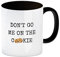 Denglisch Kaffeebecher in schwarz mit Spruch - Don't go me on the cookie Redewendung Tasse Keks Kaffeetasse Übersetzung Büroalltag lustig Geh mir nicht auf den Keks
