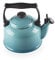 Le Creuset Bouilloire Traditionelle avec Sifflement, Pour Cuisinière, Acier Émaillé, 2,1 L, Bleu Caraïbes, 40102021700000