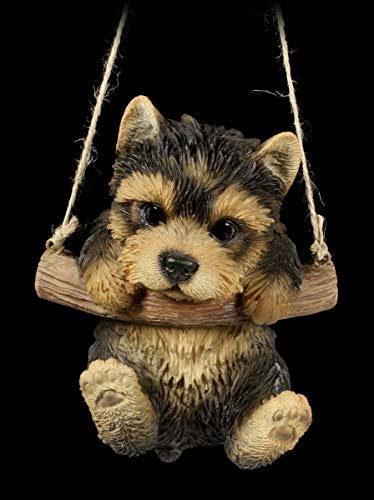Hunde Figur Yorkie Welpe hängt auf Schaukel | Deko-Figur, handbemalt, zum Hängen
