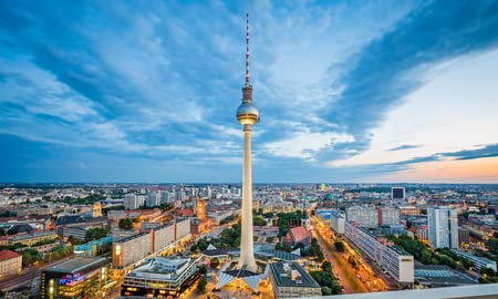 adrium Poster-Bild 120 x 70 cm: Luftaufnahme der Berliner Skyline mit einem berühmten TV -Turm in Alexanderplatz und dramatischer Cloudscape in Twilight während(65721217)