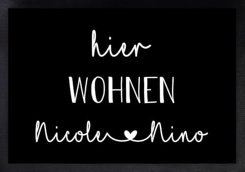 Manilu Personalisierte Fußmatte 50x70cm | Hier Wohnen mit eigenen Vornamen | Geschenkidee für Paare & Familien | zum Einzug oder Richtfest | rutschfest
