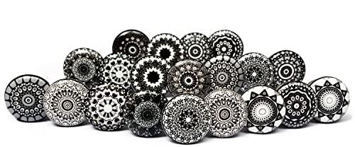 Juego de 20 pomos de cerámica con diseños de mosaicos florales en negro, pintados a mano. Tiradores artesanales para armarios, cajoneras, cómodas y colgadores. Pomos clásicos de 38 mm diámetro.