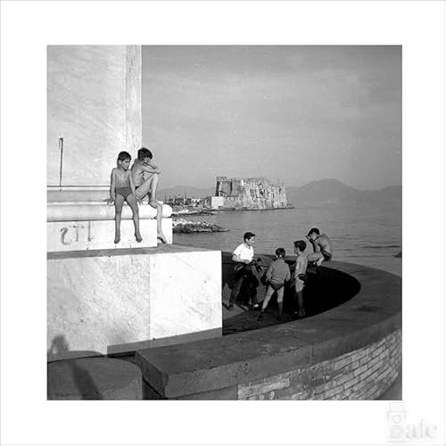 Archivio fotografico Carbone Scugnizzi alla colonna 1965 - serie I Quadrati Stampa Fine-Art formato 25x25cm. - Arreda la tua casa con fotografie d'autore che raccontano la storia di Napoli
