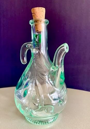 Oliera in vetro riciclato verde bottiglia con manico, beccuccio, tappo in sughero e decoro a rilievo ramo d'olive, capacità 50 cl