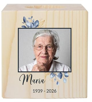 private grief® Personalisierter Teelichthalter als Trauerkerze mit Foto, Name & Datum – Gedenklicht aus Holz für Traueranlässe – Edle Trauermotive (Eukalyptus)