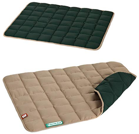 Doctor Bark Hundedecke – weiche, hochwertige Hundematte für mittlere Hunde, robuste Indoor-Outdoor Liegedecke, waschbar bis 95 °C (Gr. M, 80x70 cm, Caramel-Moosgrün)