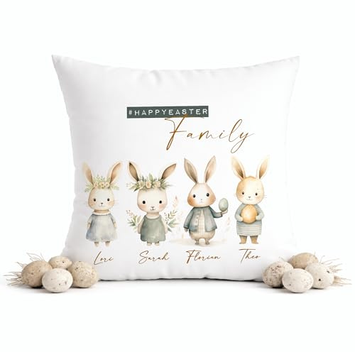 Manufaktur Liebevoll Personalisiertes Oster Geschenk Kissen mit Namen 40x40 – Hasen Familie Osterdeko – Familienkissen #HAPPYEASTER – Geschenk für Kinder, Eltern & Großeltern (4 Hasenfiguren)