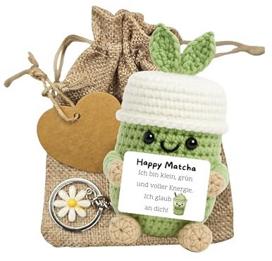 Mutzauber- Happy Strickfigur Matcha – Pocket Hug Figur Glücksfigur in Tee Tumbler Matcha Lover | Süßes Motivationsgeschenk & Glücksbringer für Prüfungen, Mutmacher (Matcha Set B)