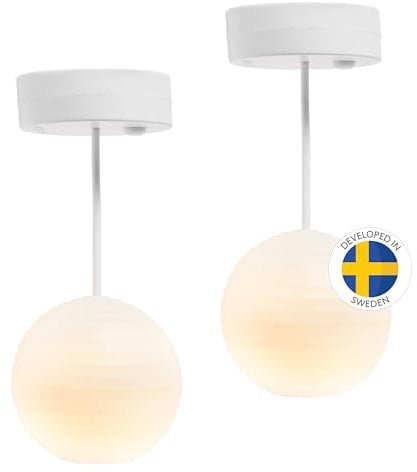 LUNDBY Puppenhaus Beleuchtung Set, 2-teiliges Puppenhaus Zubehör als Deckenlampe hängend – Puppenhaus Kugelleuchten Lampe Batterie betrieben für Miniatur Haus – 1:18 Puppenzubehör Set