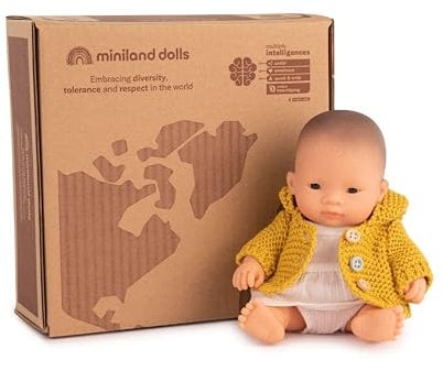 Miniland Dolls Geschenk-Set: 21 cm große asiatische Babypuppe Mädchen und Sea-Set., 31215, Bunt