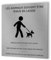 DECOHO - Pictogramme format 20 cm x 20 cm en Dibond Aluminium brossé - Modèle Chien en laisse multilingue - Argent