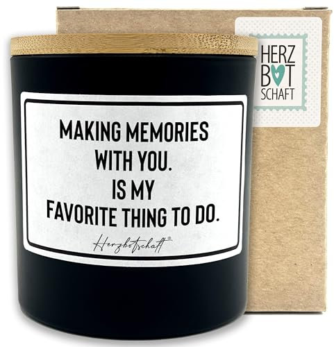 HERZBOTSCHAFT Duftkerze mit Spruch – Making memories with you. Is my favorite thing to do. – originelles Geschenk handgemachte Sojakerze im Glas nachhaltig optional mit personalisiertem Bambusdeckel