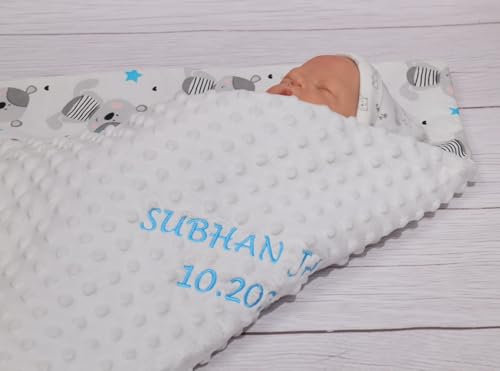 BotoBaby ★ Zweilagige Babydecke mit Namen und Datum Bestickt ★ Minky ★ Baumwolle ★ Füllung ★ (Weiß - Teddybären, 75 x 100 cm)