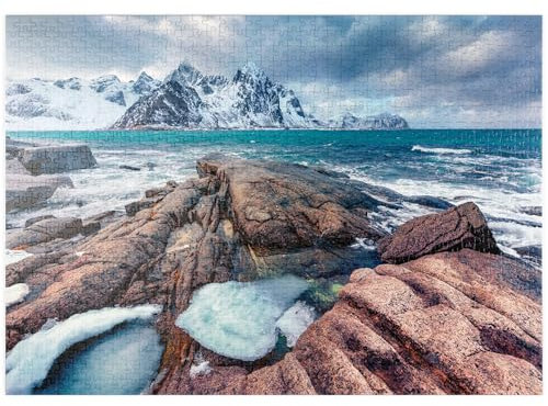 MyPuzzle Düsterer Frühlingsblick auf die Lofoteninseln. Schneeschmelzen im Flakstadpollen Fjord - Premium 1000 Teile Puzzle - MyPuzzle Sonderkollektion von Puzzle Galaxy