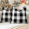 Sungeek 2er Set Weihnachten Tartan Kissenbezüge, Buffalo Plaid Dekorativ Zierkissenbezüge Kissenbezug Dekokissen Deko Bezug Kariert Kissenhülle für Sofa Schlafzimmer Wohnzimmer 40x40cm (Schwarz+Weiß)
