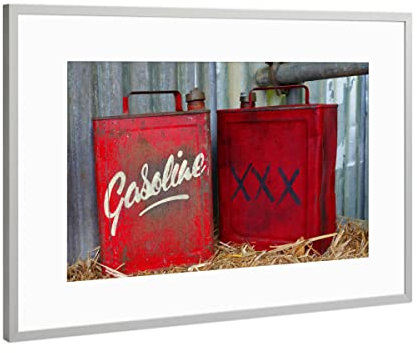 artboxONE Poster mit Rahmen Silber 45x30 cm Rote Benzinkanister von Theo - gerahmtes Poster