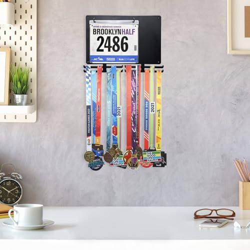 YCBTREE Medaillenhalter, Medaillen Aufhänger, Marathon-Medaillenhalter mit Kreidetafel und Startnummerntafeln, Sportmedaillenständer, Bis zu 24 Medaillen, 80 Startnummern