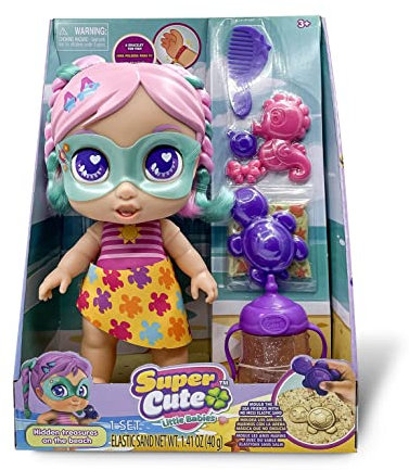 Bizak Super Cute Gabi Mission Strand, Puppe 26 cm, mit umwandelbarem Pareo im Umhang und Zubehör wie Flasche, Bürste, Kamm, Schildkrötenform und Seepferdchen, Sand und 1 Missionsarmband (64320056)