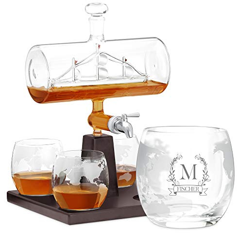 Maverton Whisky Karaffe mit Gravur - Schiff mit Edelstahl-Wasserhahn, 1000 ml - 4er Whiskygläser Set - Whisky Dekanter (Monogramm 8)