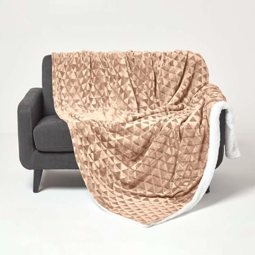 Homescapes Samt Kuscheldecke Hellbraun 160x200 cm, Sherpa Fleece Wohndecke Felloptik, braune Tagesdecke geometrisch Gemustert