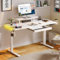 YITAHOME Höhenverstellbarer Schreibtisch 140x60 cm Höhenverstellbar Elektrisch mit 2 USB Ladeanschluss, 2 Buchse Mobiler Elektrisch Computertisch mit LED-Lichtleiste Tastaturablage Standing Desk