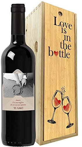 Regalo San Valentino - Bottiglia vino personalizzata e cassa legno - Idea regalo innamorati, anniversario di fidanzamento e di matrimonio (Lettera con foto e dedica, Love is in the bottle)