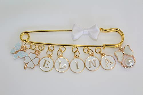 Baby Stecknadel mit Namen Anstecknadel Brosche personalisierte Baby Geschenk Mädchen Junge Glücksbringer Kinderwagen PIN (Weiß Schmetterling & Baumblatt)