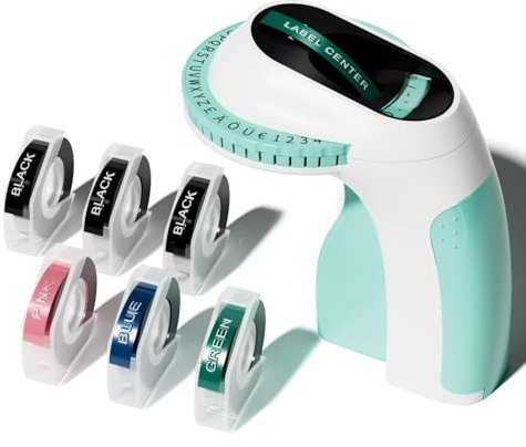 LabelCenter Beschriftungsgerät Prägegerät Retro,3D Etikettiergerät Prägegerät E975,Omega Etikettenprägegerät mit 6 Prägebändern für Haus,DIY, Bastel und Hobbyprojekte (£/€, Ä, Ö und Ü),Grün