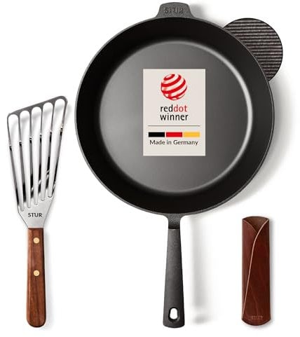 STUR® - ORIGINAL Starter-Set Gusseisenpfanne Induktion 28 cm inkl. Echtleder Griffschutz & Pfannenwender - Cast Iron Pan geschliffen für alle Herdarten - Kratzfeste Pfanne Gusseisen & Zubehör