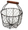 CVHOMEDECO. Runder Hühnerdraht Eierkorb Obstkorb mit Holzgriff Primitives Vintage Sammelkorb. rostig