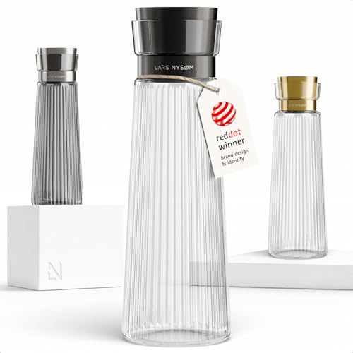 LARS NYSØM Caraffa per l’Acqua 1l con Filtro Integrato in Acciaio Inox | Elegante Caraffa in Vetro per Succo, Limonata | Brocca Rigata Moderna per Uso Quotidiano & Ospiti (Pure/Black, 1000ml)