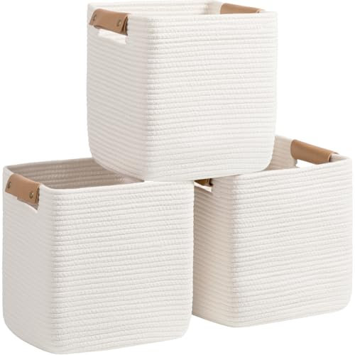 danpinera Set aus 3 Aufbewahrungskörben, 28 cm Würfel-Aufbewahrungsboxen, Weiße Gewebte Körbe mit Stabilen Ledergriffen, Quadratische Baumwollseilkörbe für Jeden Raum, Einfach zu Formen