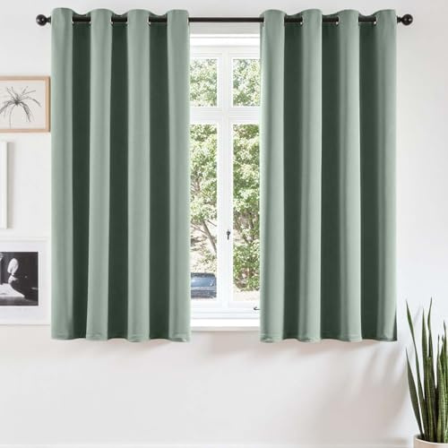 Vangao Vorhang Blickdicht mit Ösen Kurz 2er Set H160xB140cm, Salbeigrün | Verdunklungsvorhänge Lichtundurchlässig 160 cm lang, Gardinen Wohnzimmer Schlafzimmer Kinderzimmer Fenster Thermovorhang