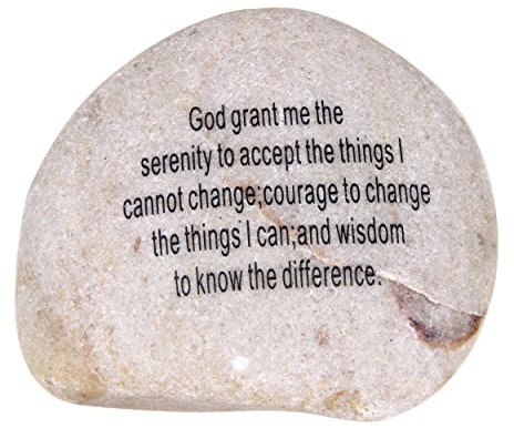 Holy Land Market Extra großer inspirierender Gelassenheitsgebet und Kreuz, doppelseitig, gravierter Stein (10,2 - 11,4 cm) aus dem Heiligen Land