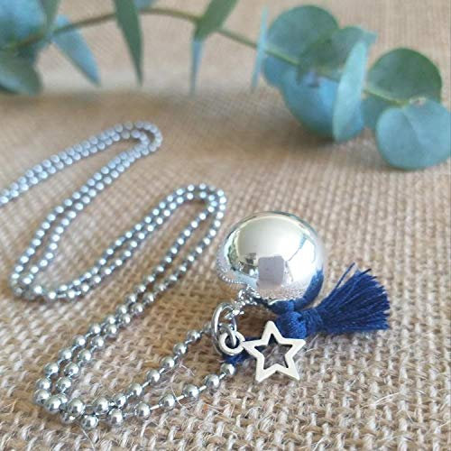 Naïris bijoux Bola de Grossesse en argent avec chaine. Bola lisse avec pompon bleu marine et étoile évidée. Modèle Asmo