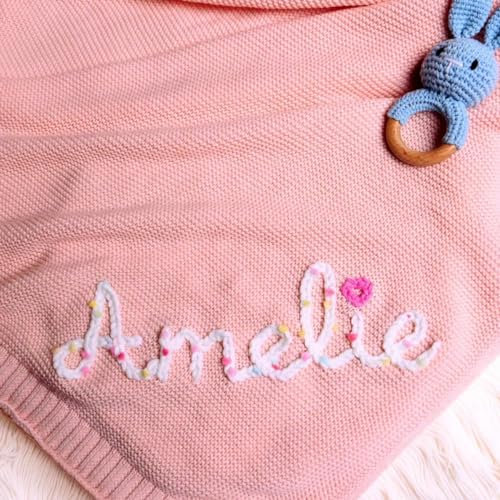 HERSTL Individuelle Handgefertigte Strickdecke Aus Baumwolle, Personalisiert, Bestickter Name, Baby Junge, Baby Mädchen, Weiche Decke, Babyparty, Atmungsaktive Kinderwagendecke(Light pink)