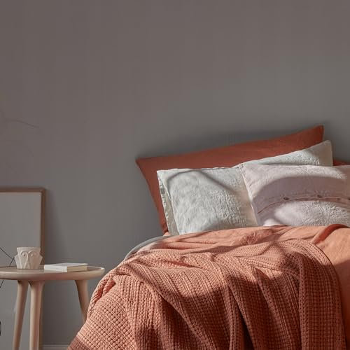 URBANARA Tagesdecke/Plaid Anadia – 100% Reine Baumwolle – weiche Decke als Bettüberwurf oder Kuscheldecke im Wohnzimmer, Schlafzimmer, Garten oder auf dem Balkon – Jacquard-Bindung - Terrakotta