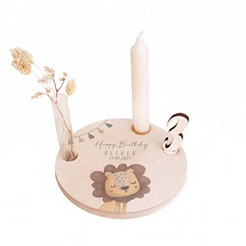 Personalisierter Geburtstagsteller aus Holz mit Kerzenhalter, Vase & Jahres Zahlen - Geburtstagsdeko mit Name - 1. Geburtstag Baby & Kinder Geschenk - ⌀16 cm x 12mm - hellomini (Löwe)