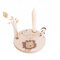 Personalisierter Geburtstagsteller aus Holz mit Kerzenhalter, Vase & Jahres Zahlen - Geburtstagsdeko mit Name - 1. Geburtstag Baby & Kinder Geschenk - ⌀16 cm x 12mm - hellomini (Löwe)