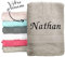 KDO MAGIC - Handtuch personalisiert - Bestickte Serviette mit einem Namen - 100% Baumwolle - Geschenkidee zum Geburtstag, Muttertag, Weihnachten (70 x 130 cm, Taupe)