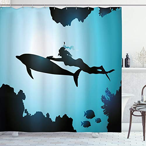 ABAKUHAUS Delphin Duschvorhang, Taucher Mädchen mit Dolphin, Stoffliches Gewebe Badezimmerdekorationsset mit Haken, 175 x 200 cm, Blassblau Schwarz