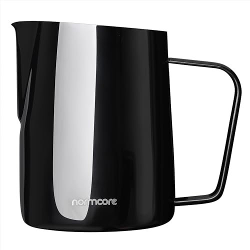 Normcore Jarra de leche con boquilla afilada, jarra de vapor espresso, jarra de espuma de leche, herramienta de barista espresso, color negro metálico, 20 onzas (600 ml)